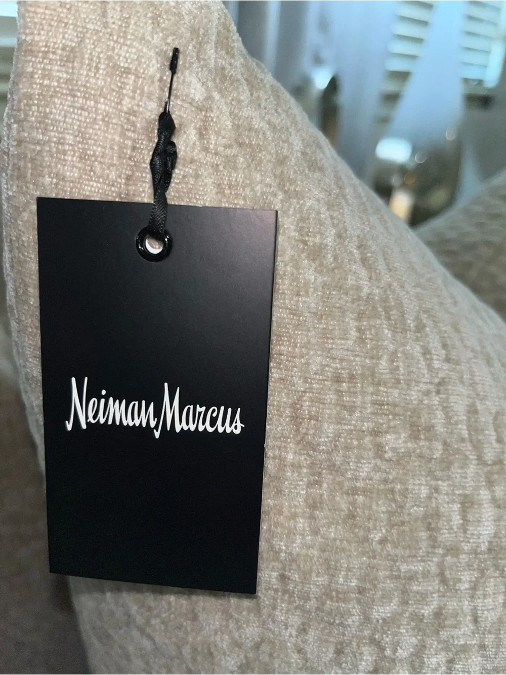 1-NWT NEIMAN MARCUS TEXTURE VELVET DESIGN DECORATIVE PILLOW (NH6200)